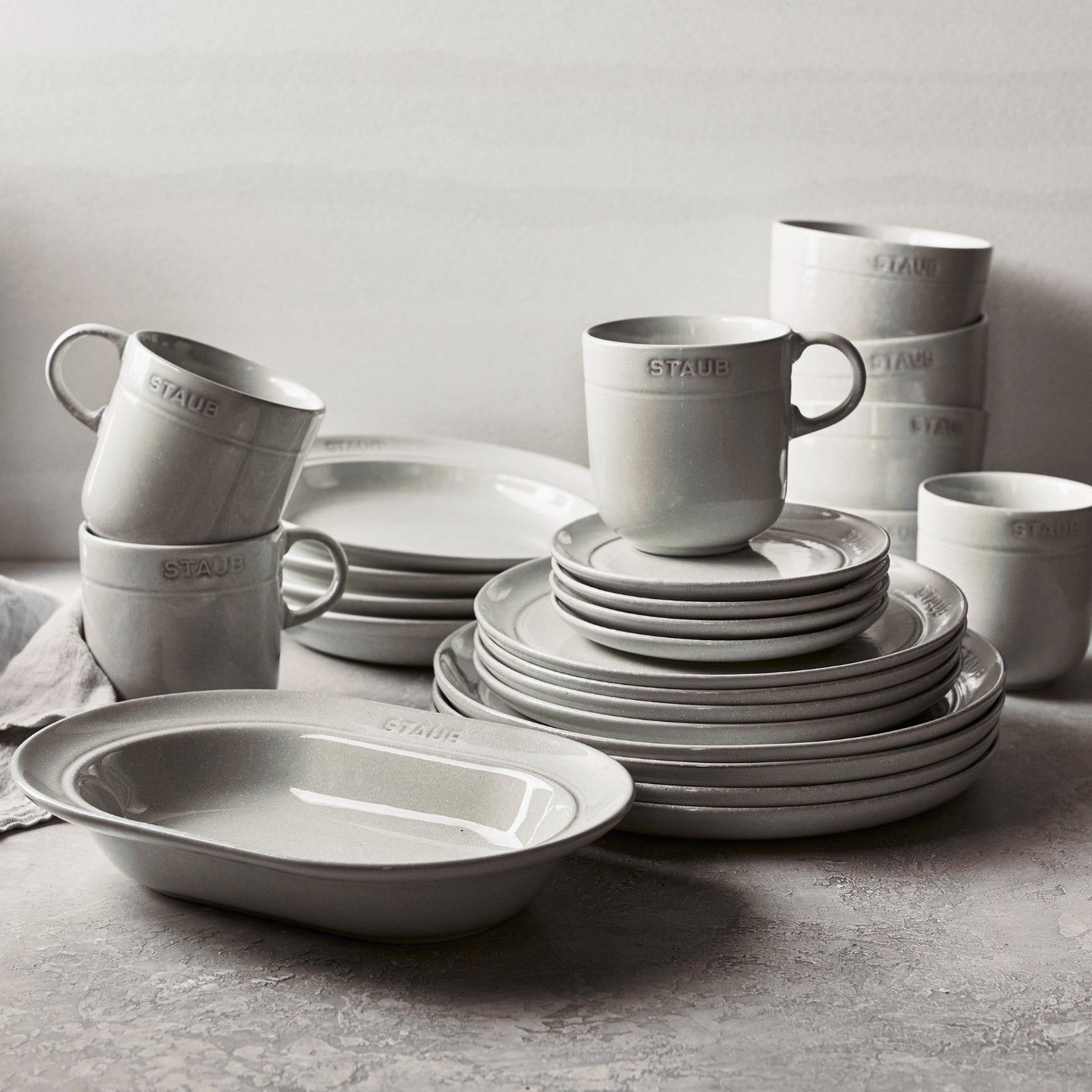 Uma mesa coberta com pratos, xícaras e tigelas.