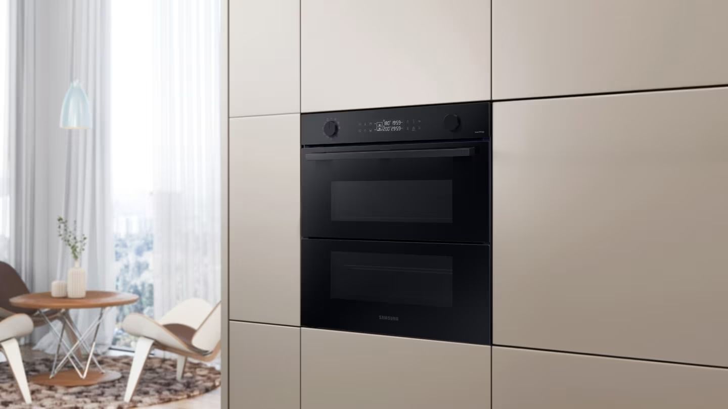 Um forno duplo está embutido na parede de uma cozinha.