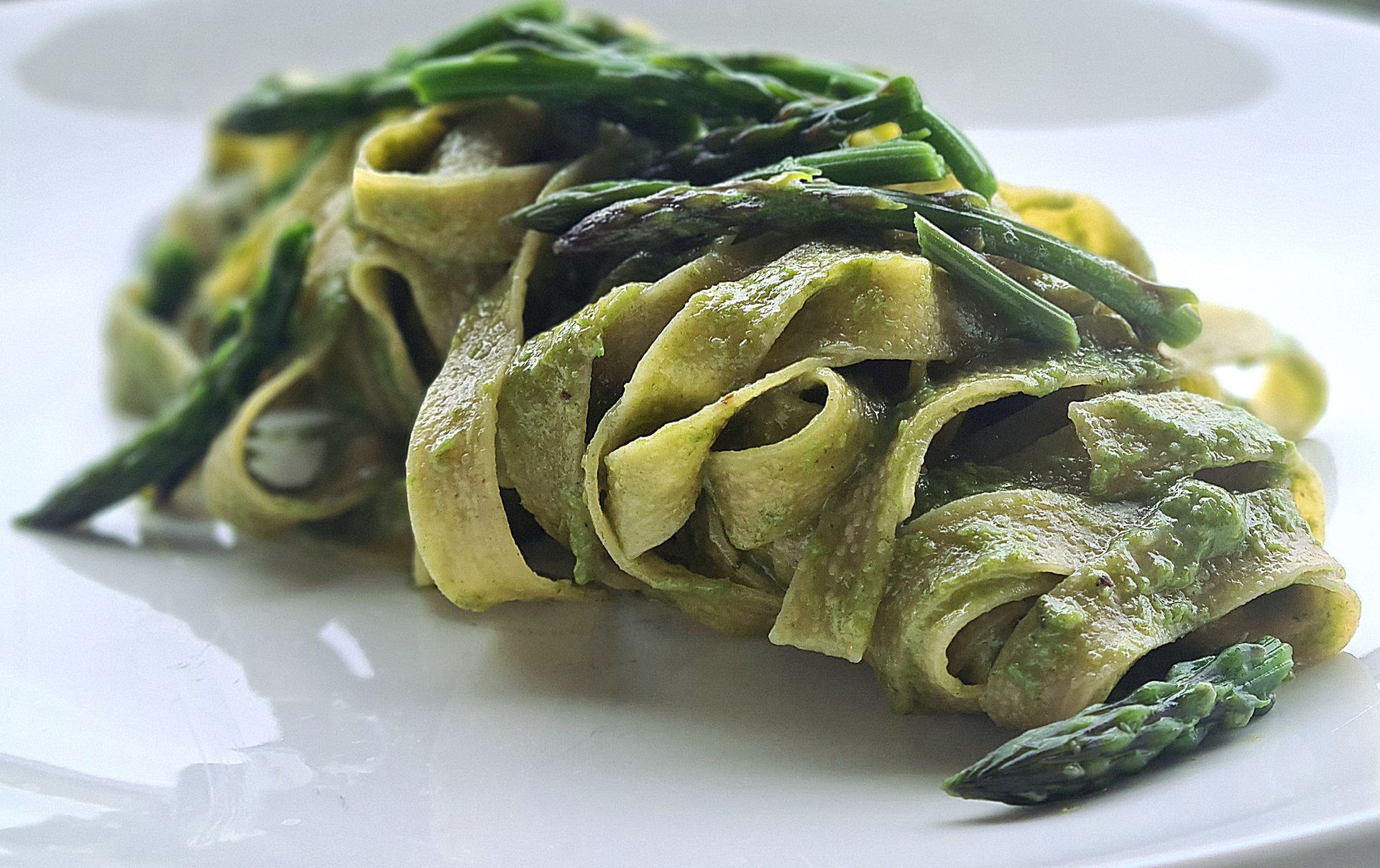 Tagliatelle con farina di mele, ortiche e asparagi selvatici