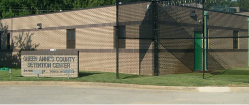 A brick building with a sign that says queen anne 's county detention center