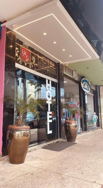 Entrada do hotel com grandes letras