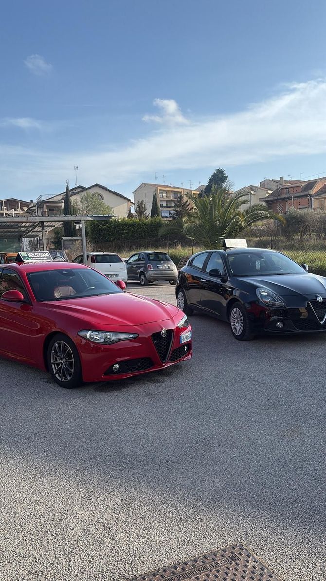Due uomini d'affari si stringono la mano davanti a un'auto bianca, uno dei due tiene in mano una cartella nera.