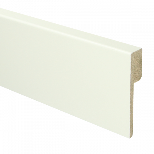 Een witte houten leuning op een witte achtergrond.
