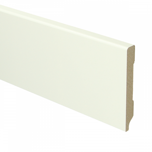 Een witte houten plint op een witte achtergrond.