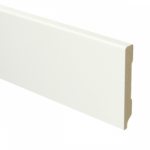 Een witte houten plint op een witte achtergrond.
