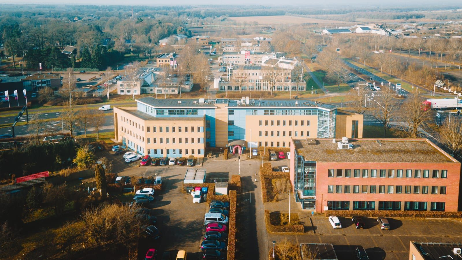 Afbeelding van het pand van Growing Emmen. De foto is buiten genomen vanaf het vooraanzicht.