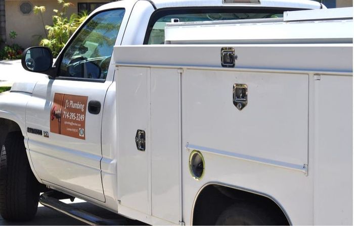 A white truck with a sign on the side that says ' handy '