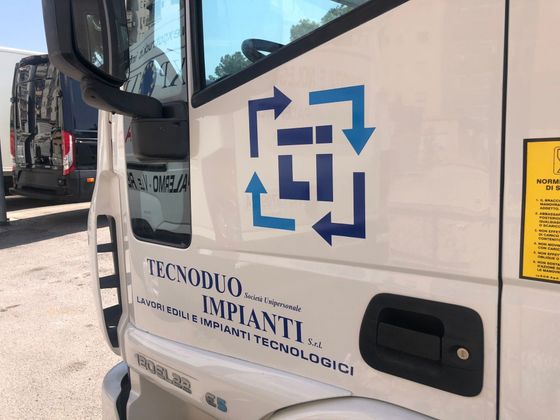 interno negozio con scivanie e due grandi colonne nere al centro
