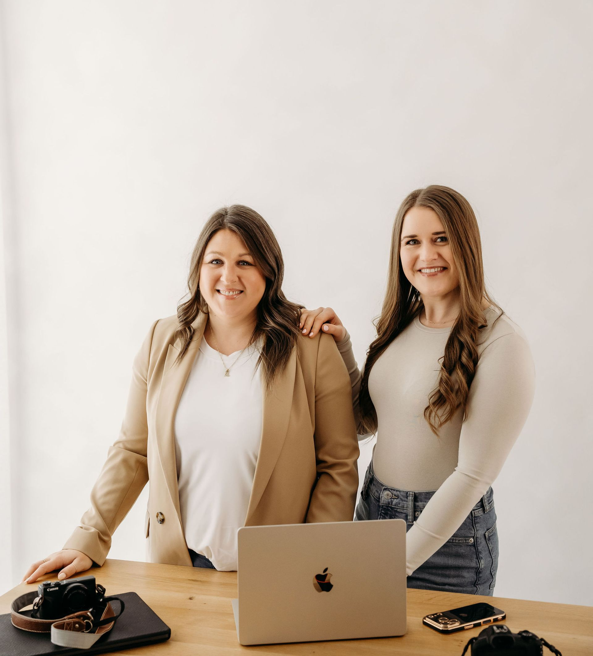 2 digital marketing specialists