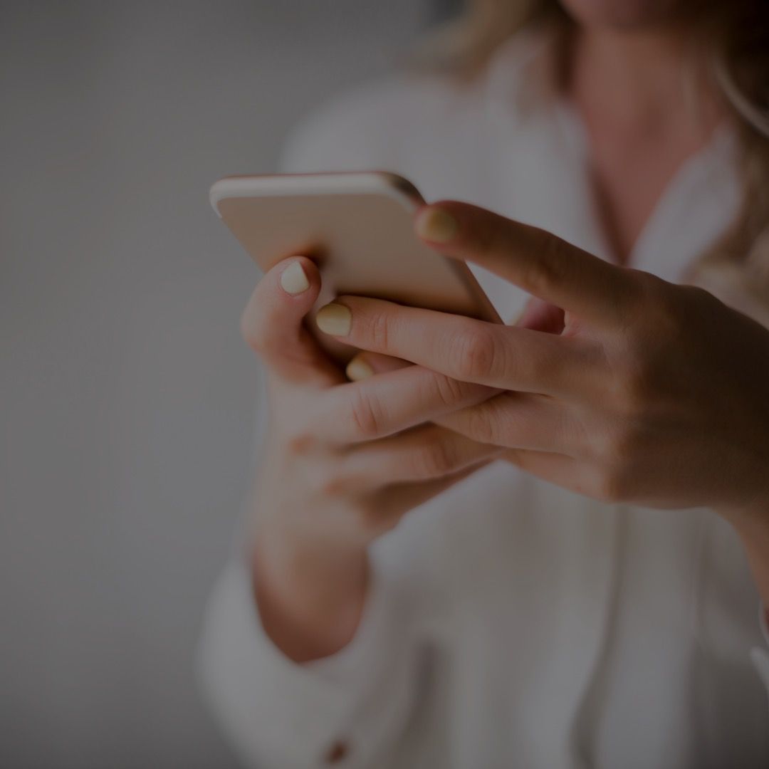 woman typing on a cellphone 