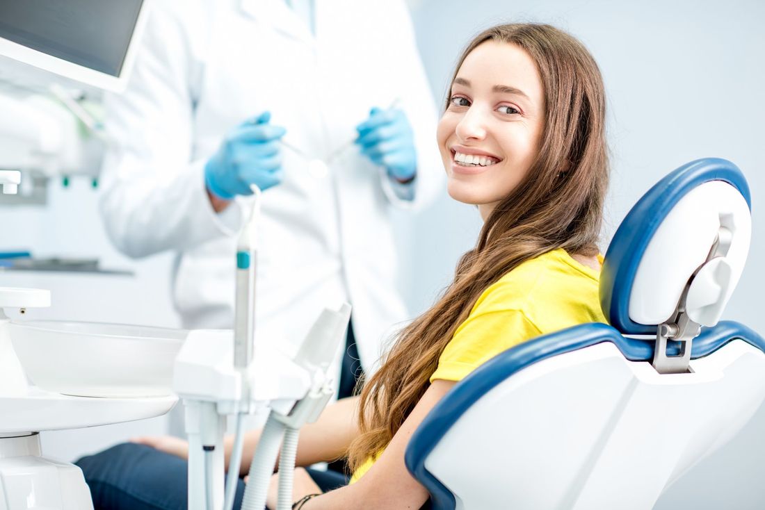 Ragazza dal dentista