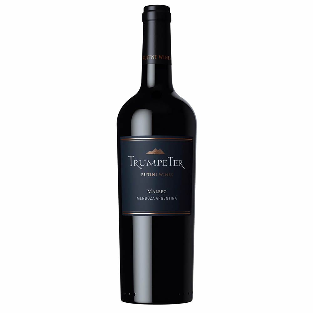 Botella de vino tinto Trumpeter Malbec, con etiqueta oscura en una botella negra.