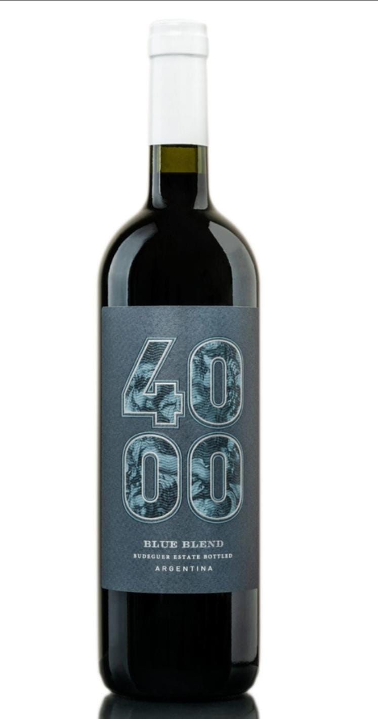 Botella de vino tinto etiquetada 