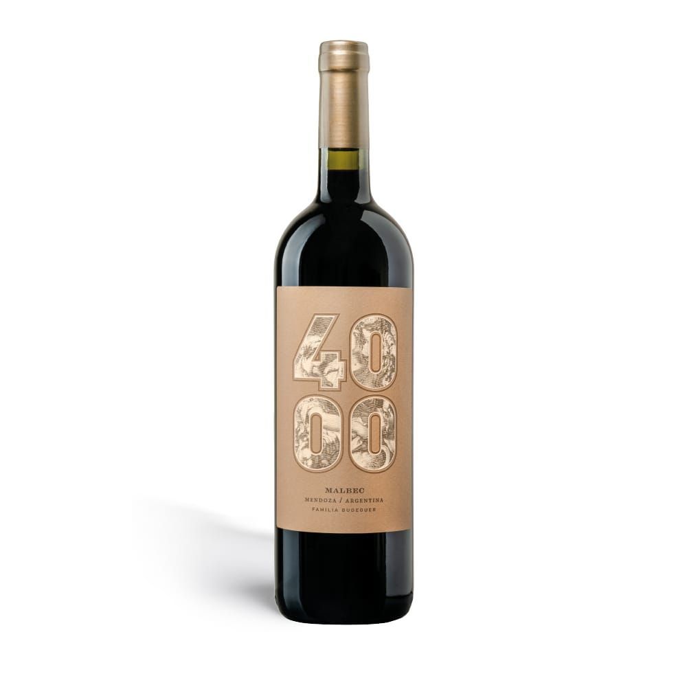 Botella de vino con etiqueta de color tostado que dice 