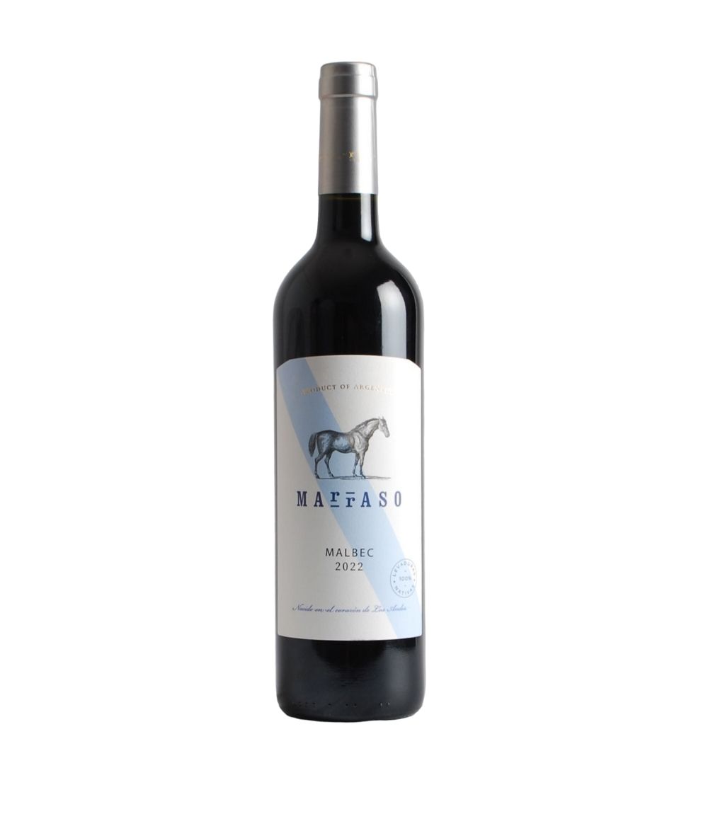 Botella de vino tinto, etiqueta blanca con ilustración y texto de un caballo azul, tapón plateado.
