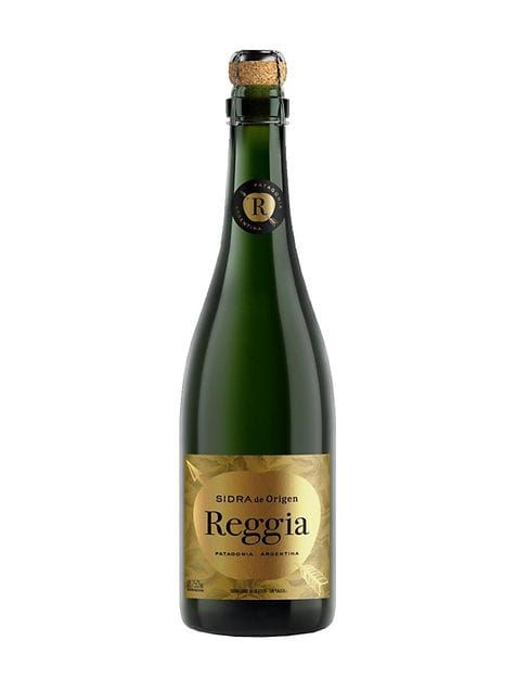 Botella de vino verde con etiqueta dorada; la etiqueta dice 