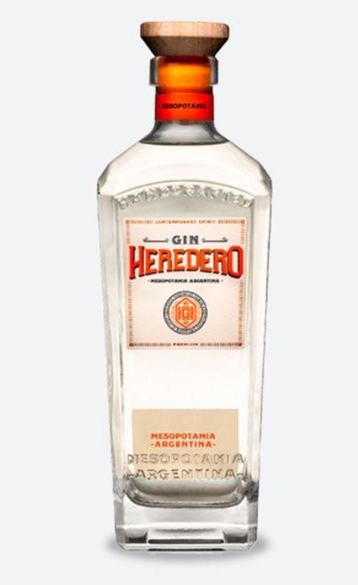 Botella de Ginebra Heredero con etiqueta blanca y detalles en naranja.
