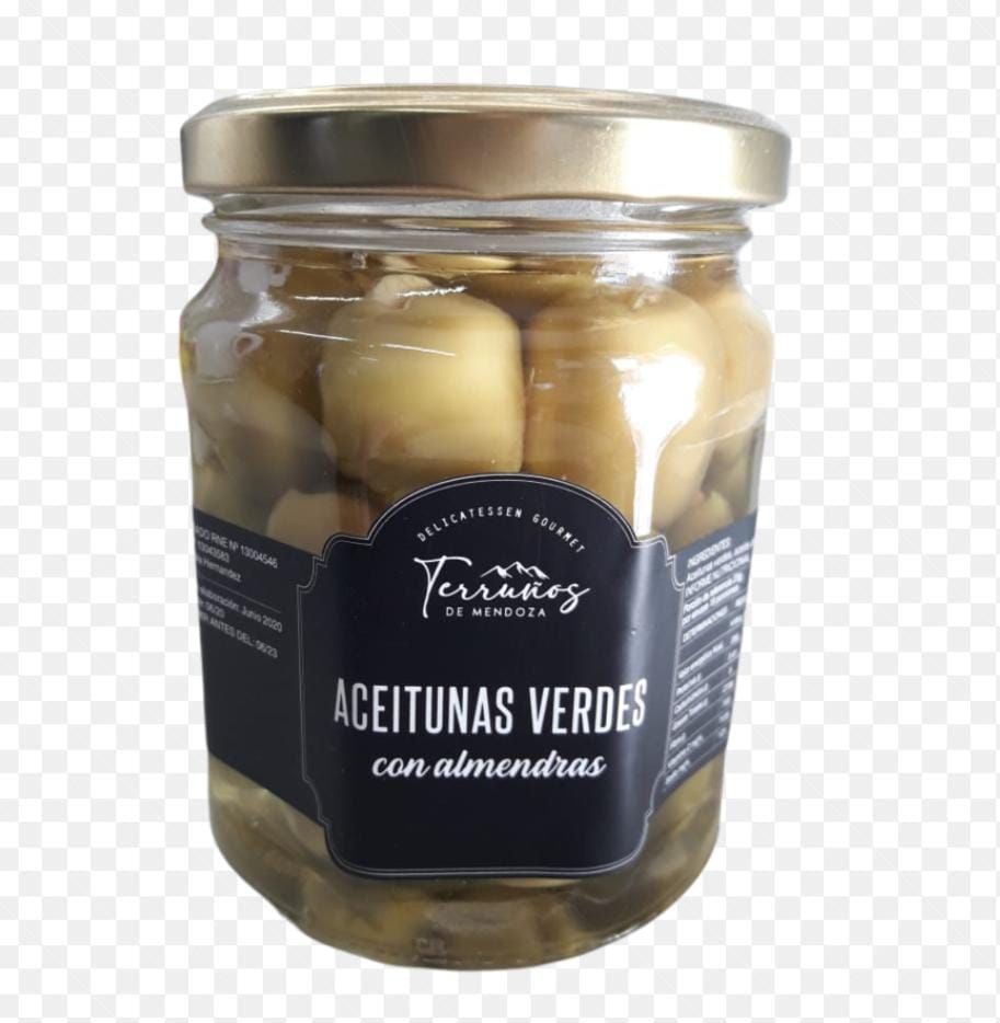 Tarro de aceitunas verdes con almendras en salmuera.
