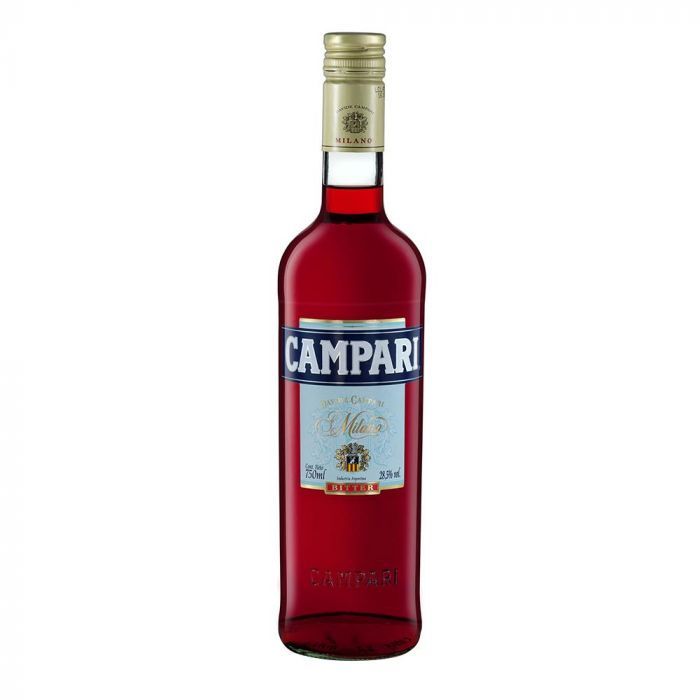 Botella de Campari, un licor amargo italiano de color rojo vibrante, con etiqueta blanca y tapón dorado.