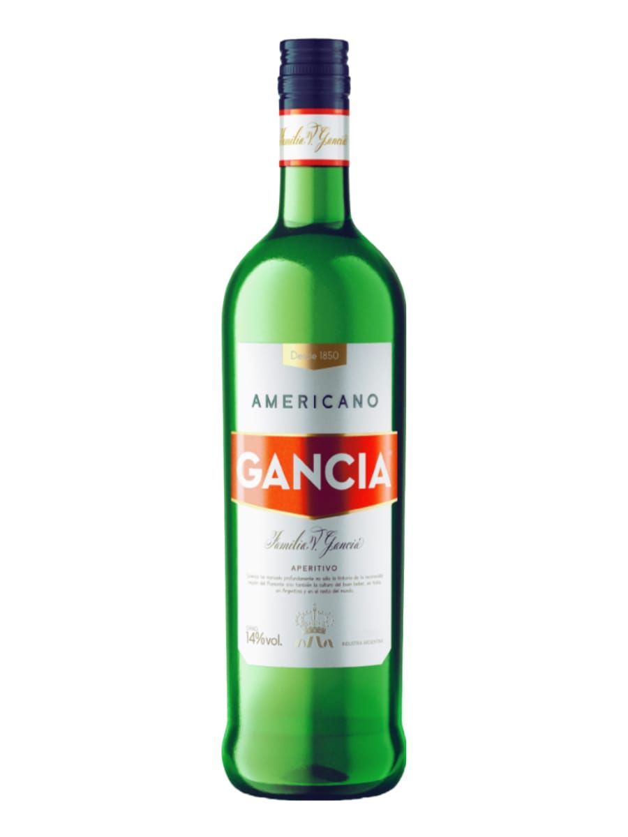 Botella de aperitivo Gancia Americano, cristal verde, etiqueta roja y blanca.
