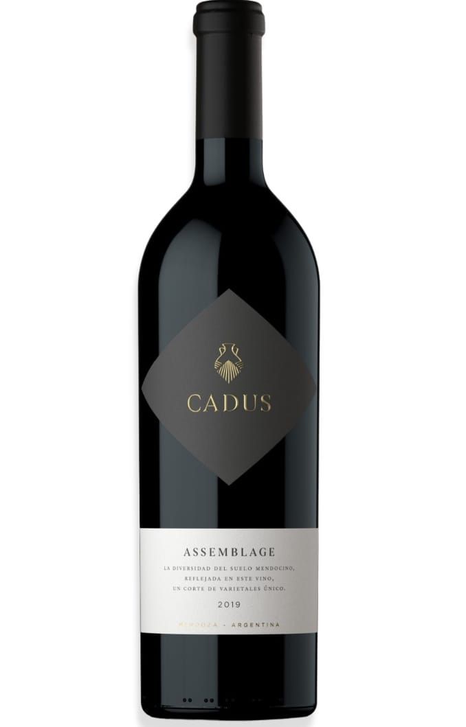 Botella de vino Cadus Malbec con etiqueta oscura y botella negra.
