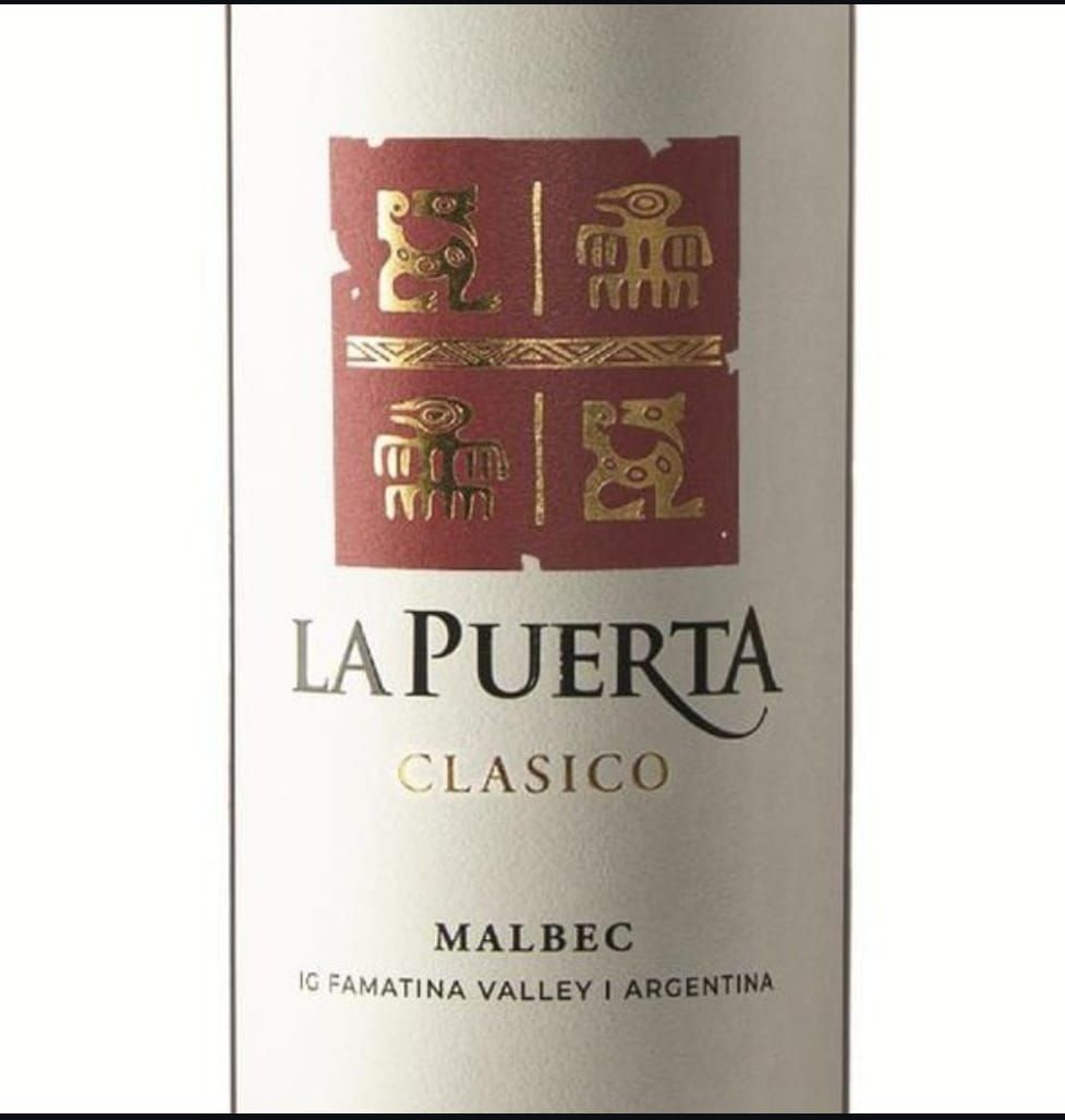 Etiqueta de botella de vino: “La Puerta Clasico” Malbec, logo rojo y dorado, fondo blanco.