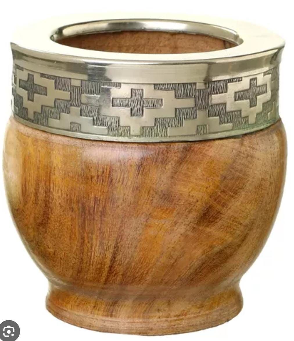 Matera de madera con banda plateada.