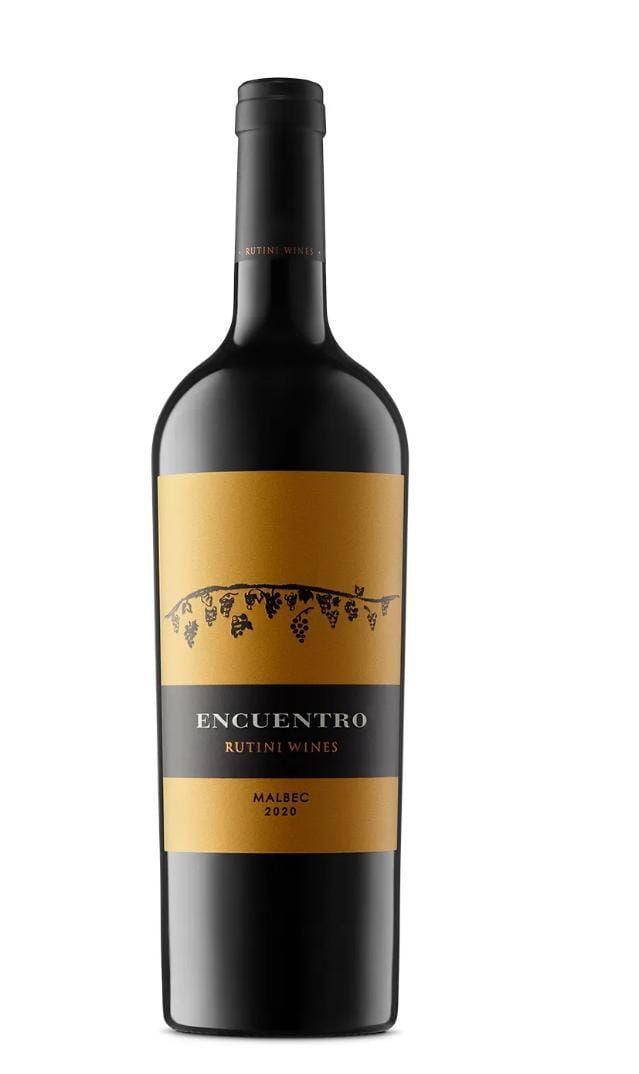 Botella de vino tinto con etiqueta dorada, botella oscura, tapón negro.