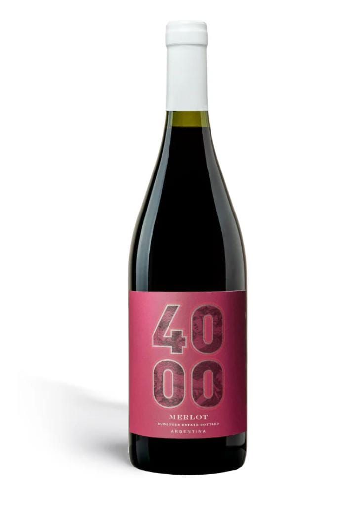 Botella de vino tinto con etiqueta rosa que dice 