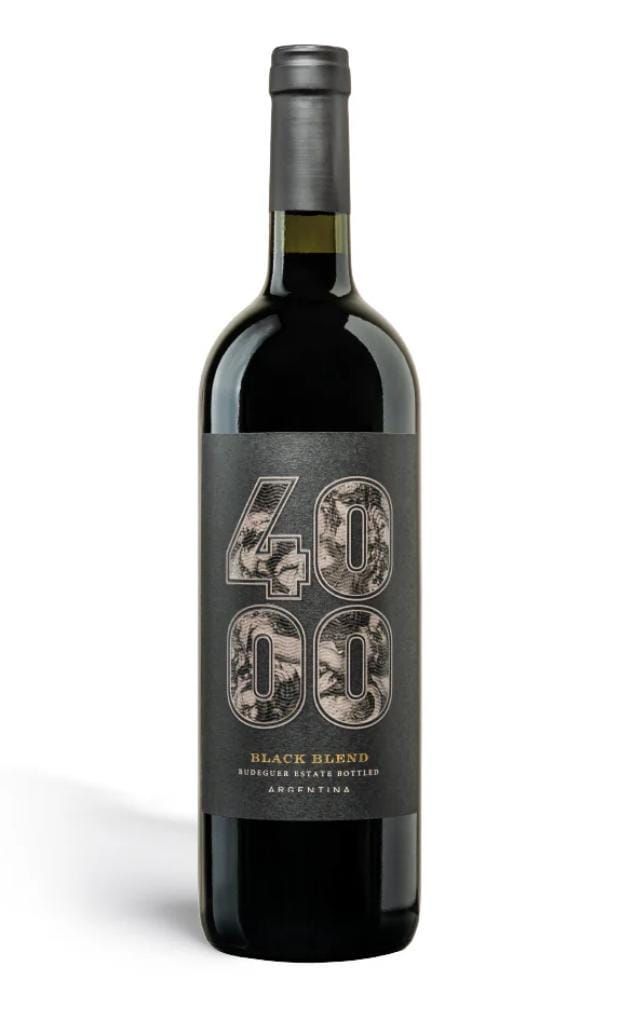 Botella de vino tinto Black Robin con etiqueta oscura y gran diseño 