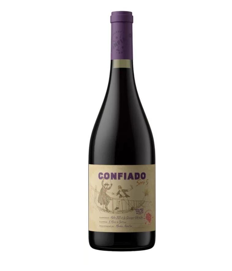 Botella de vino tinto “Confiado”, etiqueta y tapón morado, etiqueta beige claro, vino tinto oscuro.