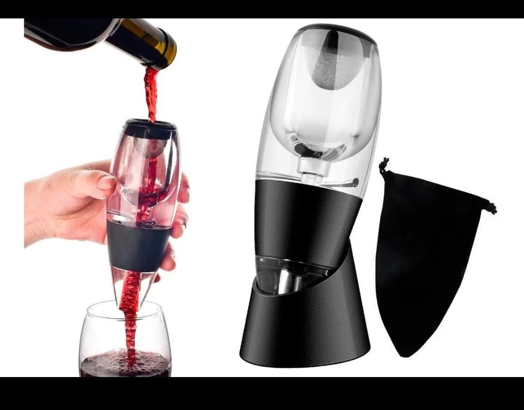 Aireador de vino que vierte vino tinto en una copa, con soporte y bolsa negra.