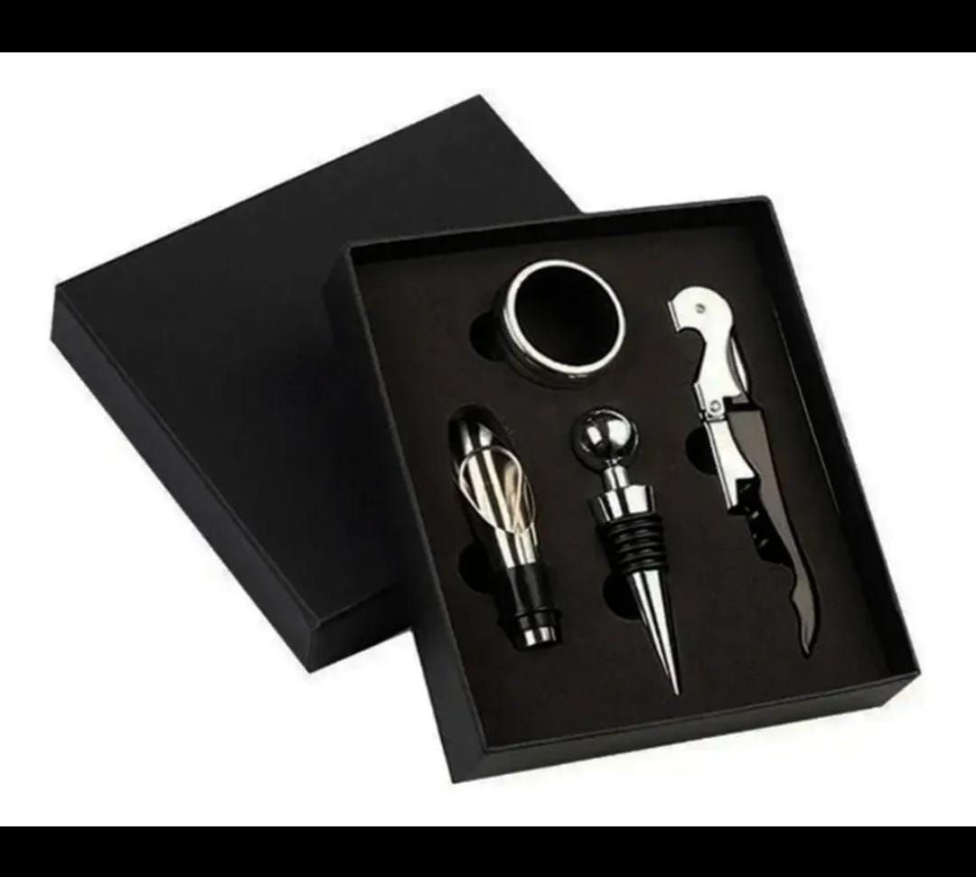 Caja de regalo negra que contiene accesorios para vino: sacacorchos, aireador, tapón y anillo antigoteo.