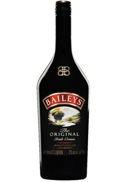 Botella de licor Bailey's Irish Cream. Color marrón oscuro, con etiqueta con un paisaje y el logotipo de la marca.