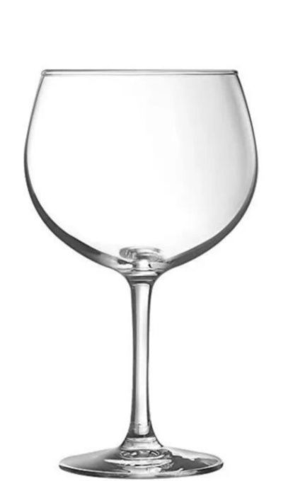 Copa de ginebra vacía, con tallo y cuenco grande y redondeado.