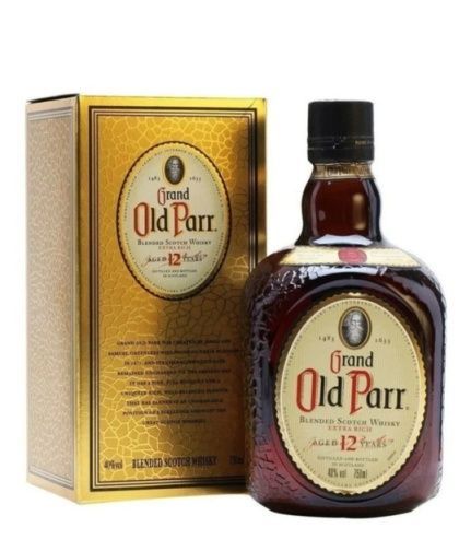 Botella y caja de whisky escocés mezclado Grand Old Parr de 12 años sobre una superficie blanca.