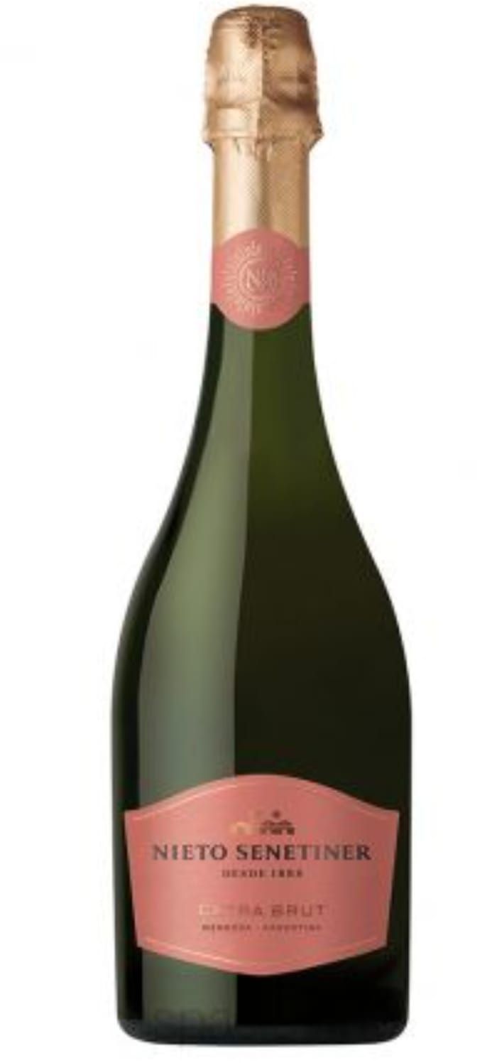 Una botella de vino espumoso Nieto Senetiner, con etiqueta rosa y tapón de lámina dorada.