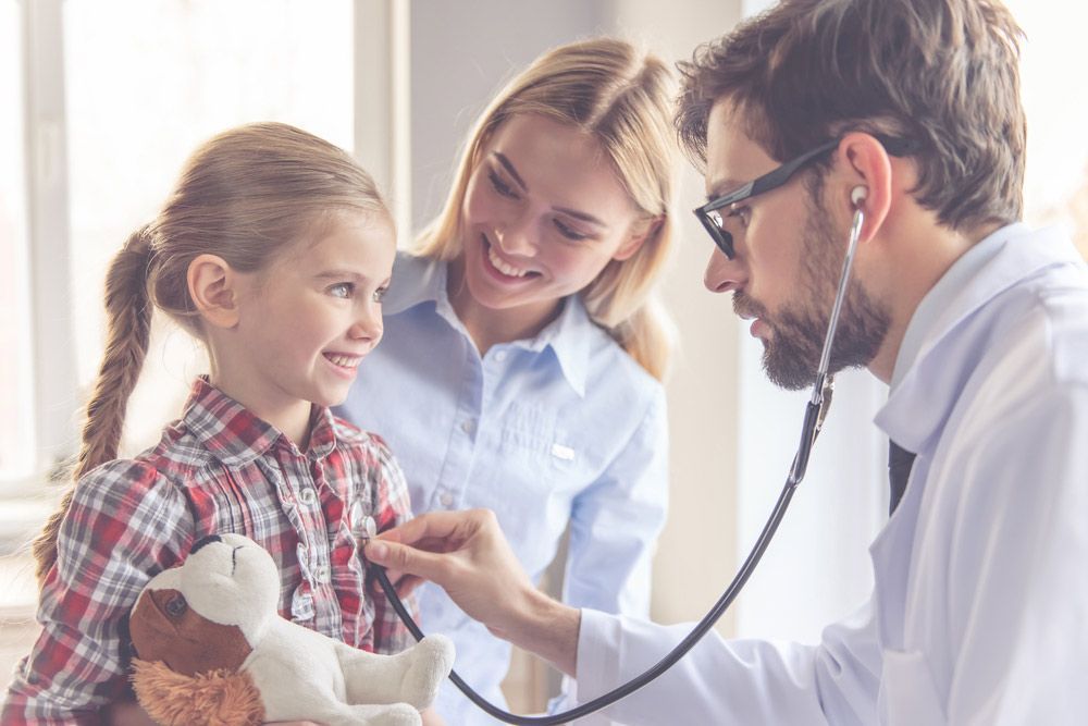 A Doctor is Listening to a Little Girl 's Heart With a Stethoscope — Mount Archer Medical Centre in Berserker, QLD