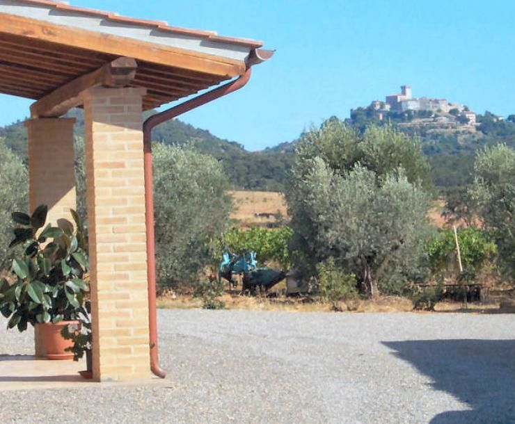 Agriturismo con vista su colline toscane