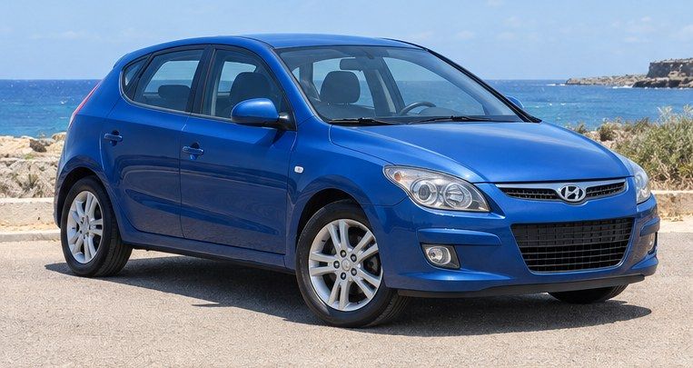 Blauwe Hyundai i30 huurauto op Curaçao, vooraanzicht