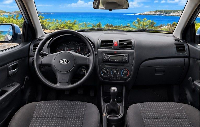 Interieur van de Kia Picanto met handgeschakelde versnellingsbak en radio