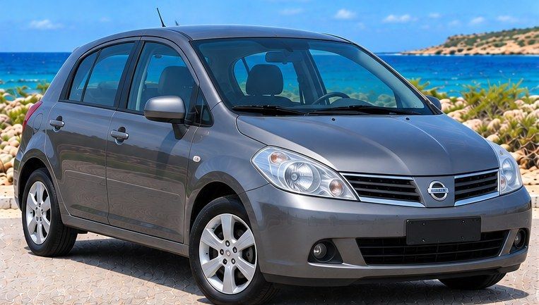 Grijze Nissan Tiida huurauto op Curaçao, vooraanzicht