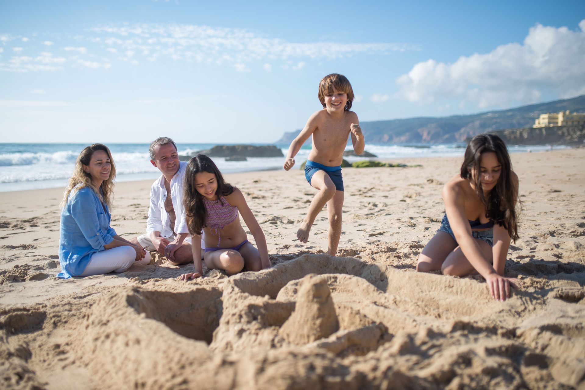 Gezin met kinderen speelt op het strand tijdens vakantie op Curaçao