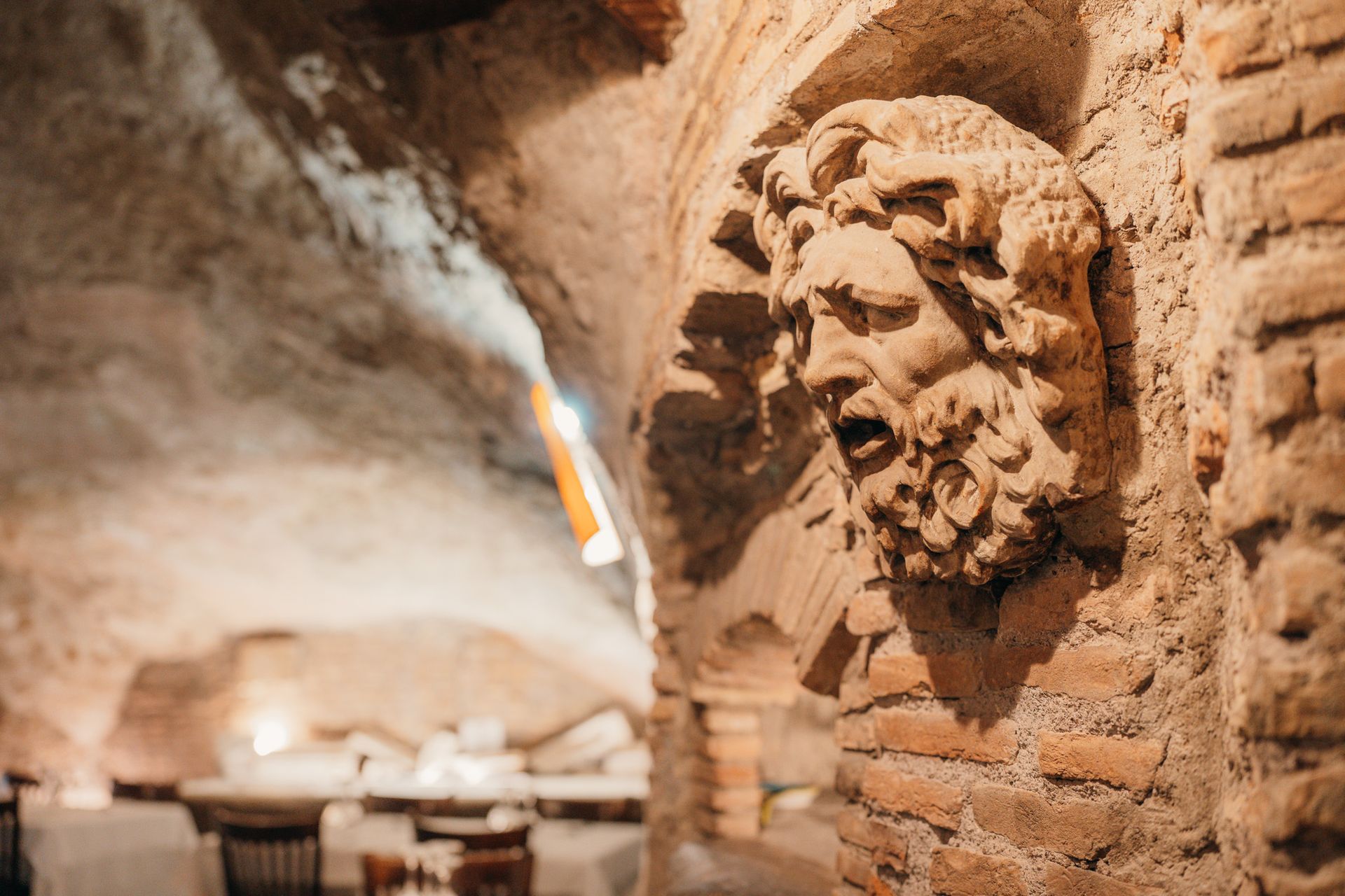 ristorante con pareti in pietra