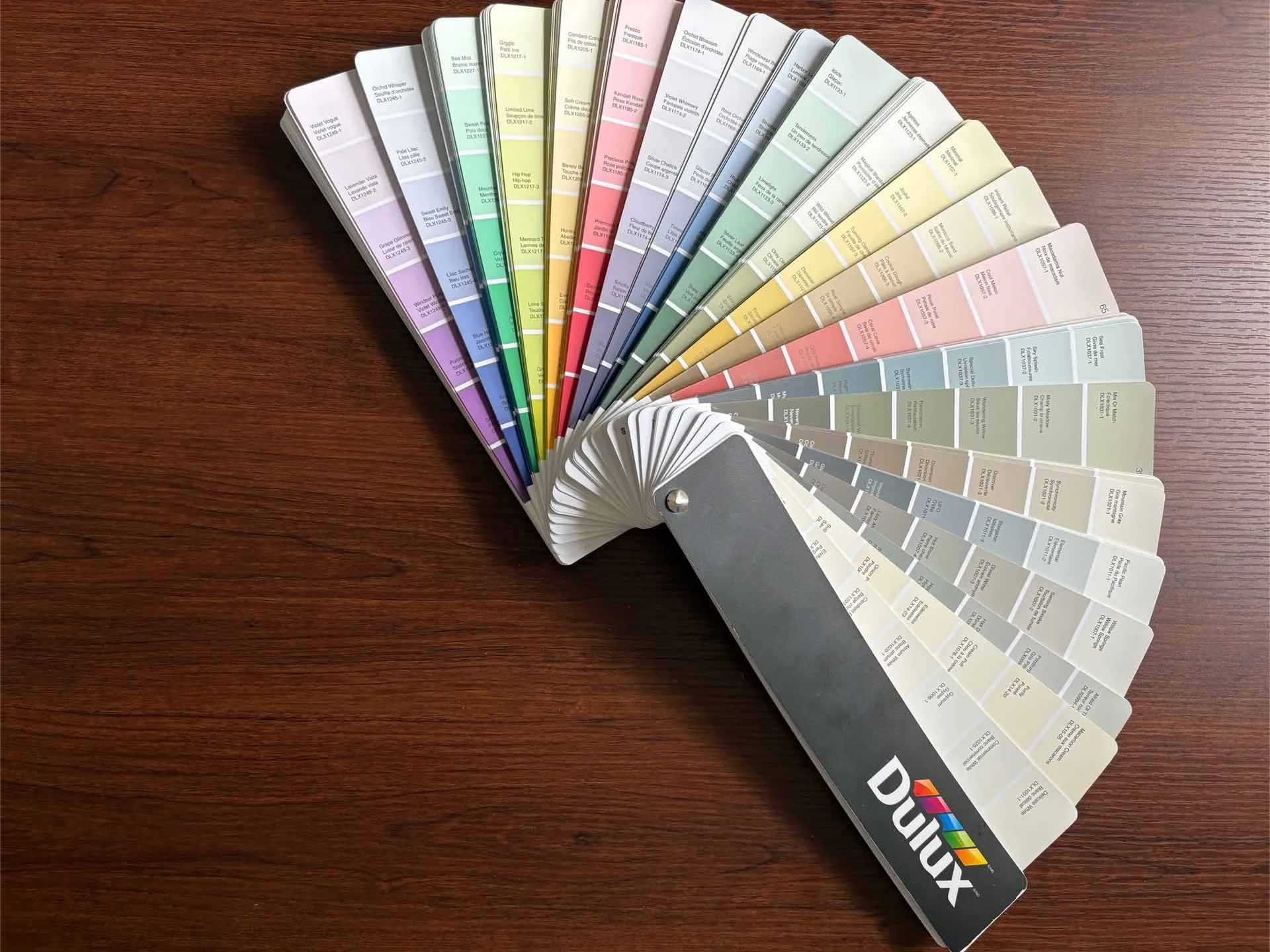 Échantillons de peinture colorée sur une surface en bois