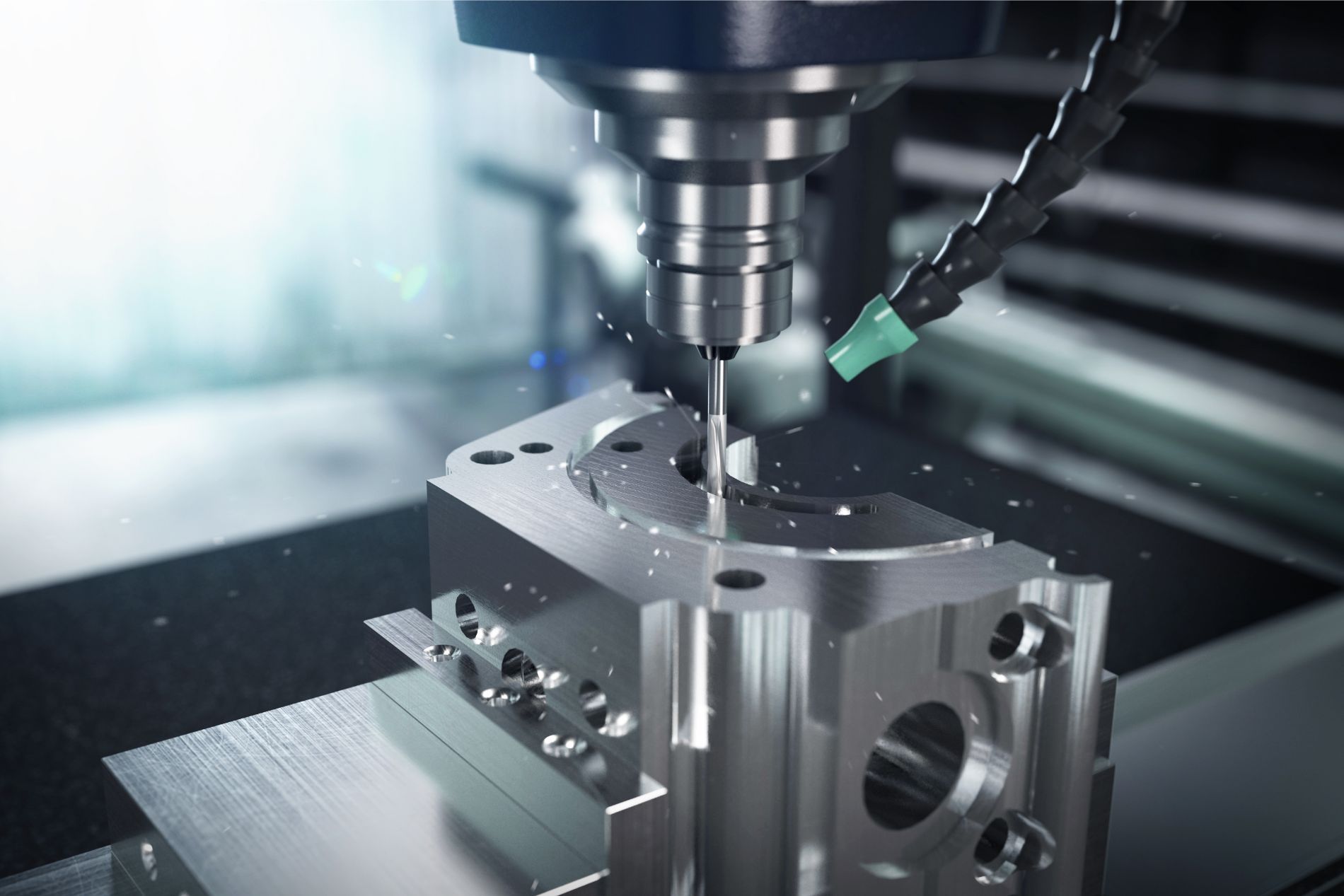 Una fresatrice CNC taglia un blocco di metallo in un'officina di produzione di precisione.