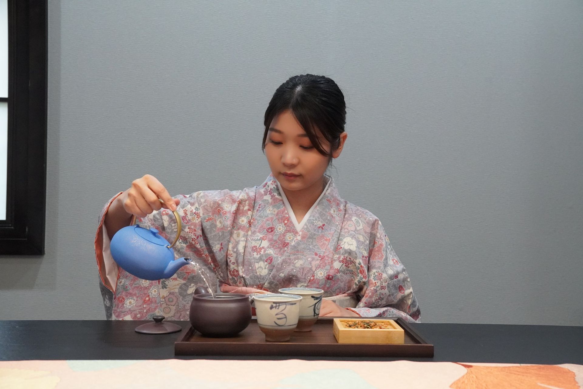 Pouring Gyokuro sencha into a bowl