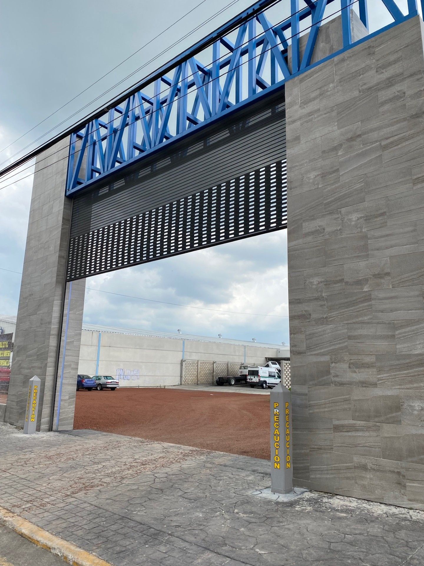 Una hilera de puertas de garaje blancas en un edificio morado