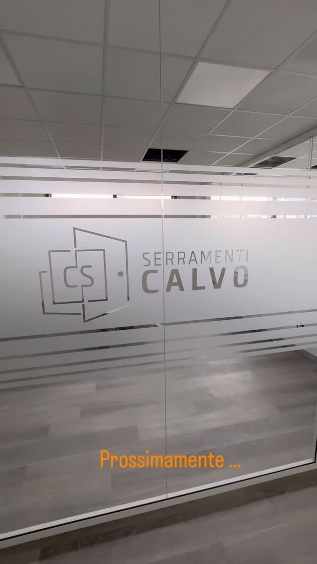 Parete in vetro satinato dell'ufficio con logo “SEPHARMA CALVO” e scritta arancione “Processamento…”