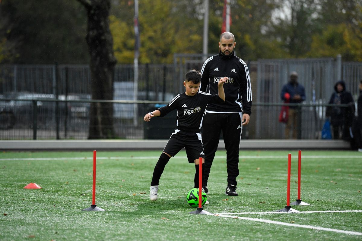 Jeugdspeler in actie tijdens privé training
